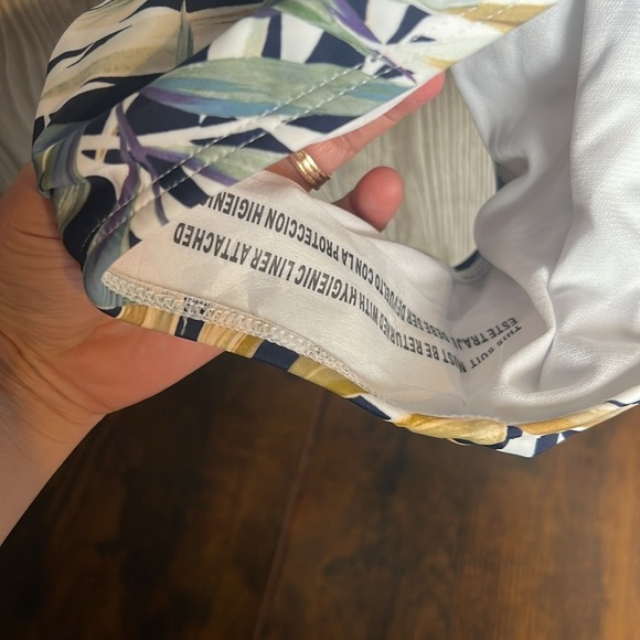 HURLEY Women's Green Leaf Swim Suit Size Large One Piece Bathing Suit NWT - Picture 4 of 6